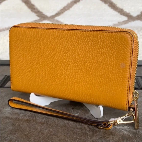 MICHAEL KORS JS TRAVEL LG FLAT MF PHONE WRISTLET - Picture 12 of 16